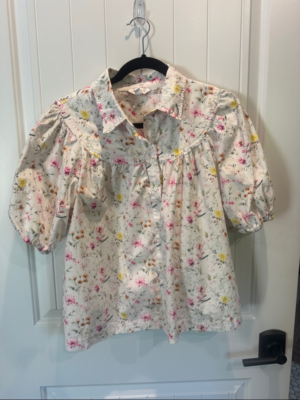 crown & ivy Cream Floral Puff-Sleeve Button Front Blouse
